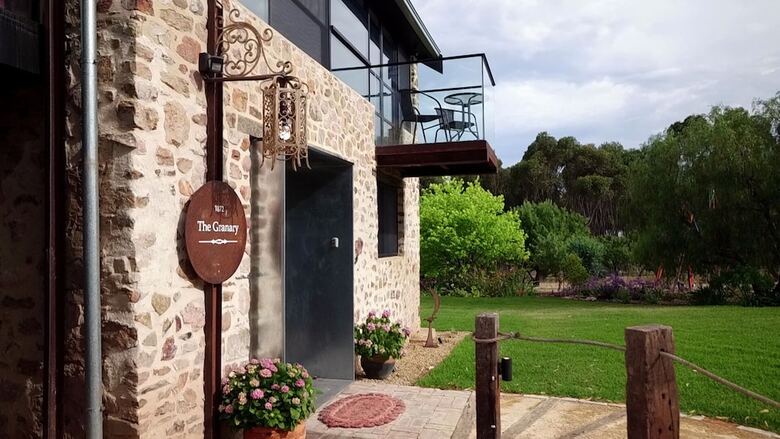 Bed & Breakfast Old Chaff Mill Retreat - - Luxury Vineyard Accommodation