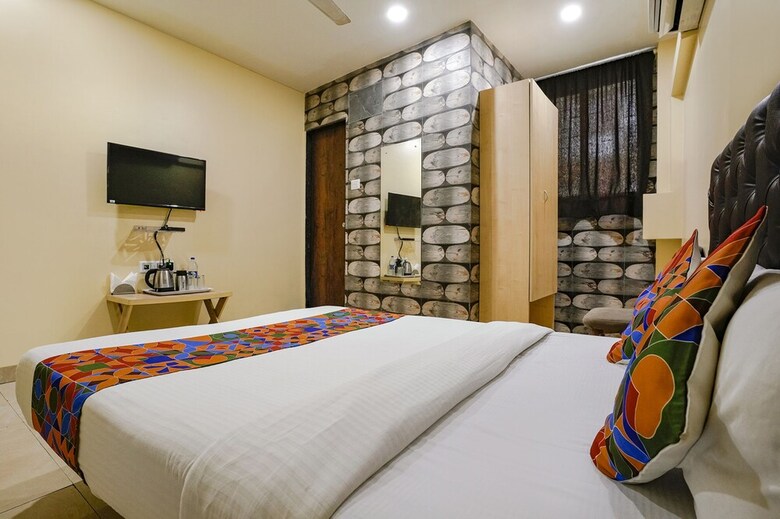 Hotel Fabexpress U Life