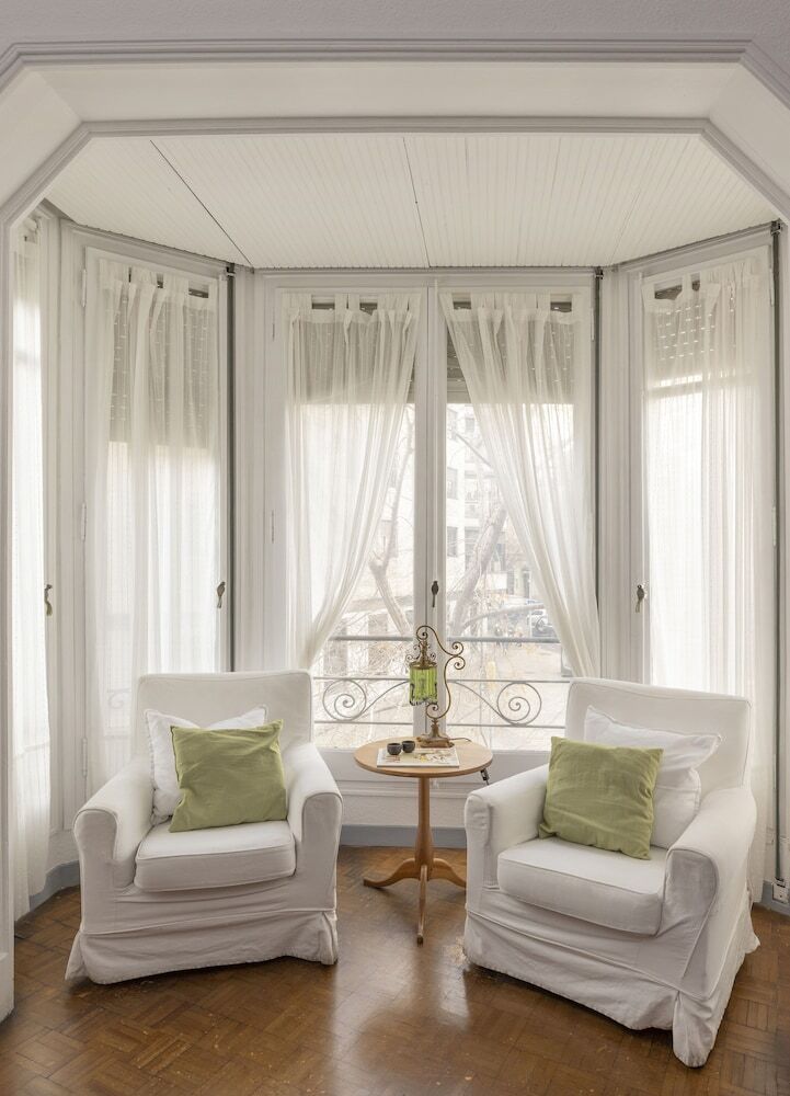 Ally's Guest House Barcelona B&B