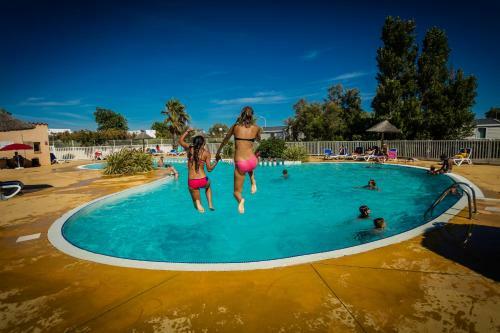Camping Rives Des Corbi�res