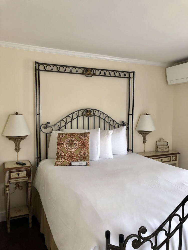Hotel Ivy Manor Inn Village Center