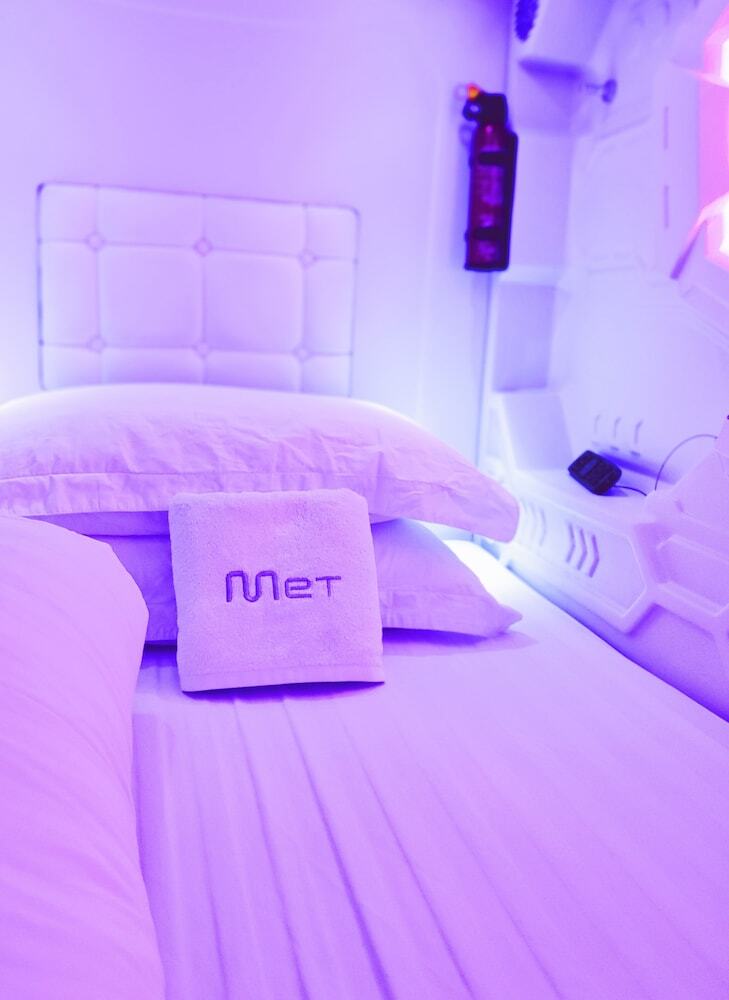 Hotel Met A Space Pod @ Arab Street