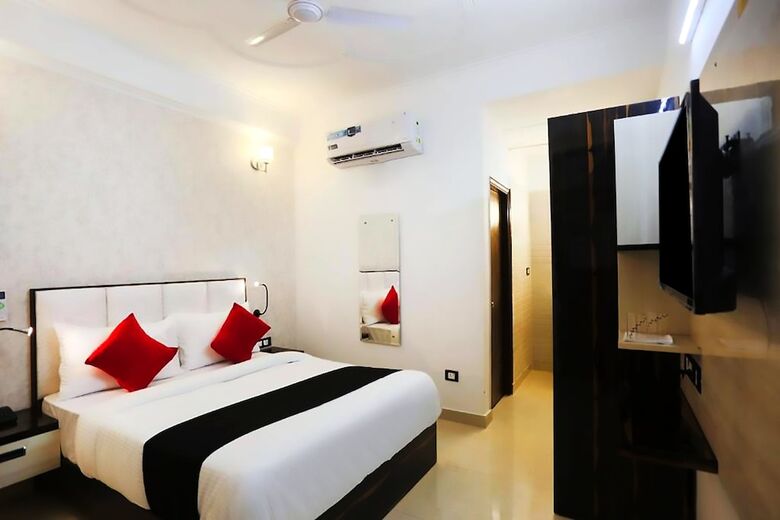 M K Hotel & Restaurant