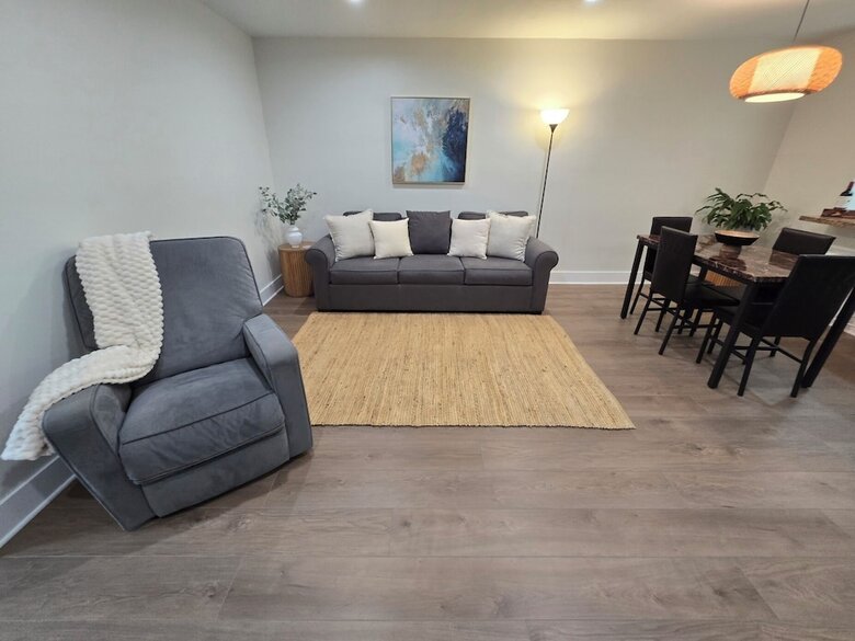 Luxurious & Spacious Townhouse In Prime Location