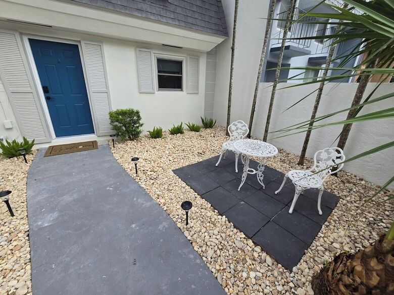 Luxurious & Spacious Townhouse In Prime Location