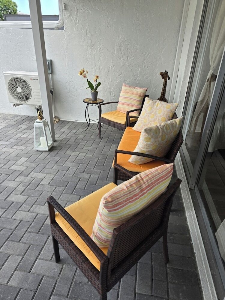 Luxurious & Spacious Townhouse In Prime Location