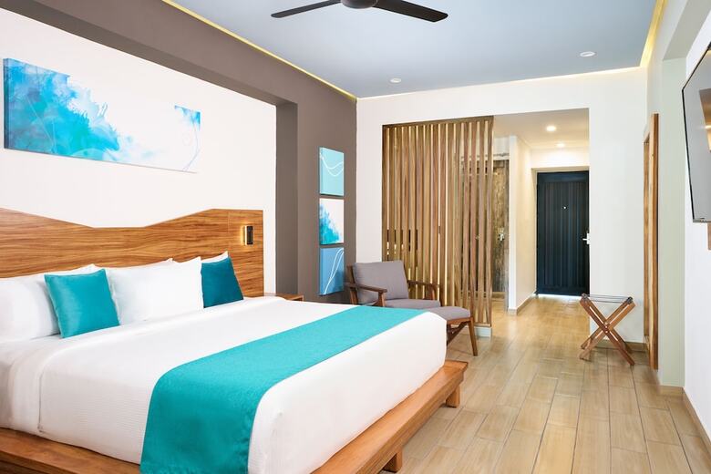 Cristalino Lagoon Front Hotel Restaurant & Spa