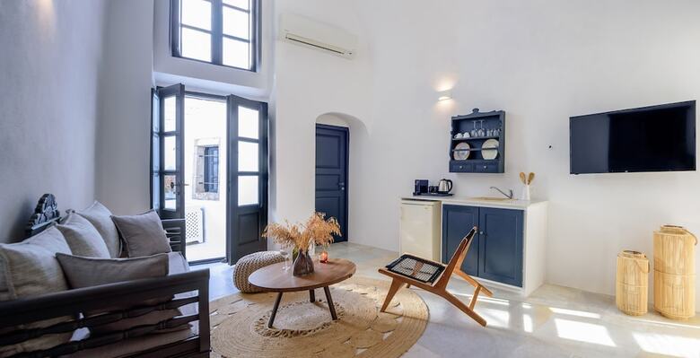 Firalia, Casa In Rock Suites