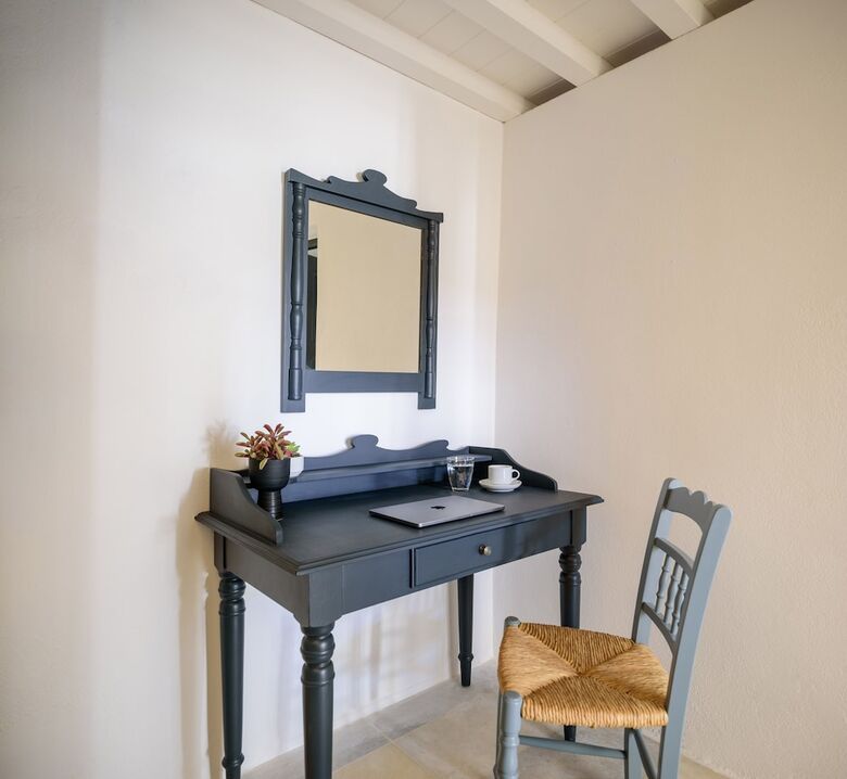 Firalia, Casa In Rock Suites