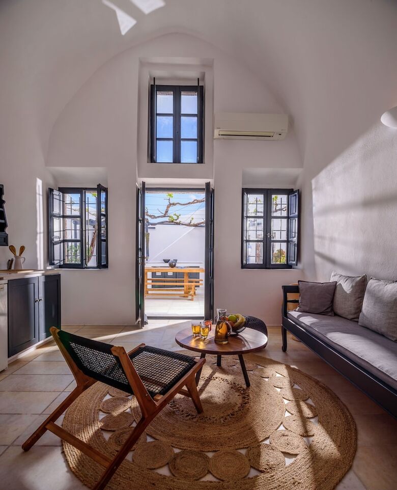 Firalia, Casa In Rock Suites