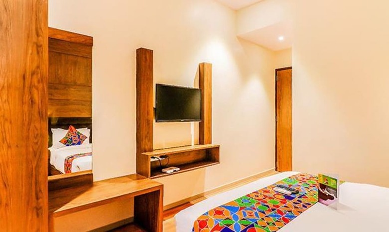 Fabhotel Ascot International