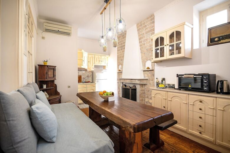 Apeiron Acropolis Suites