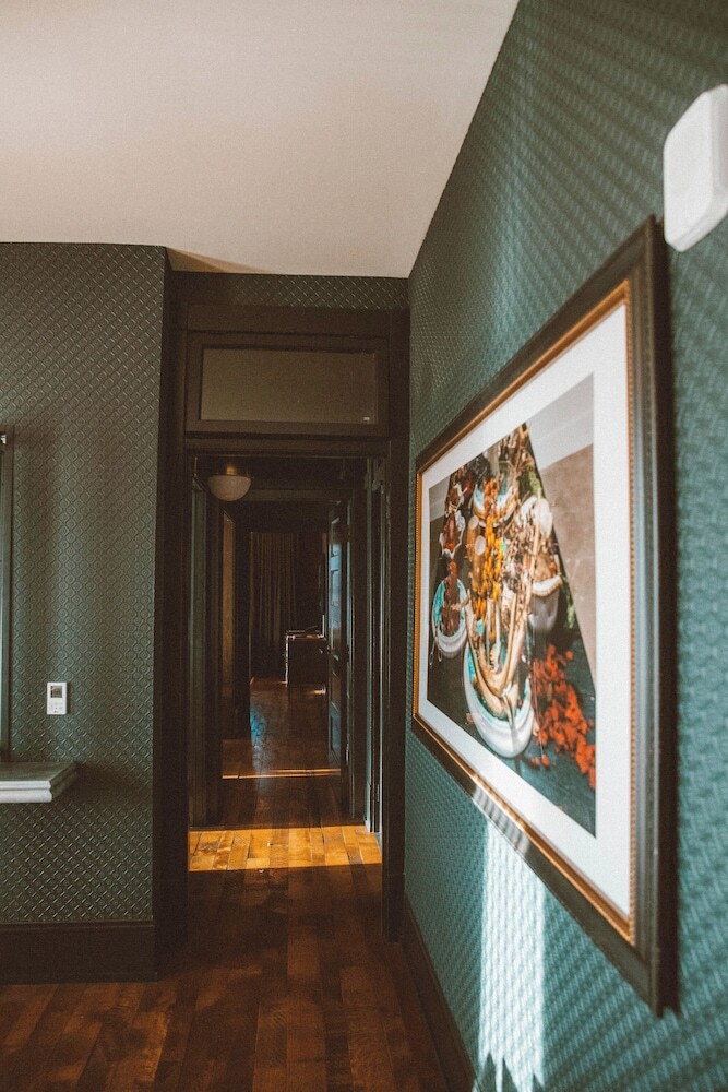 Crossroads Hotel