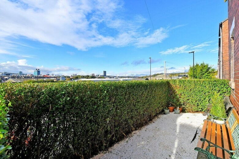 Spacious 4br, Parking, Near Centre