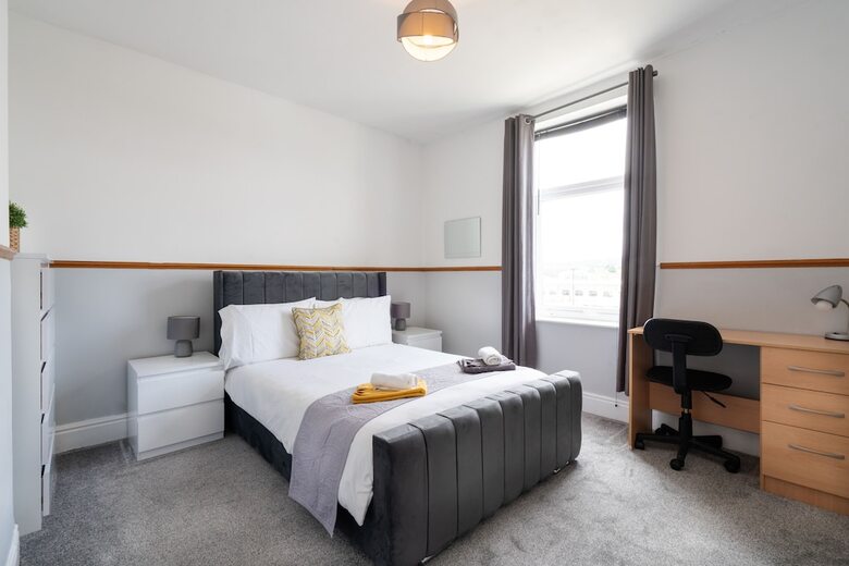 Spacious 4br, Parking, Near Centre