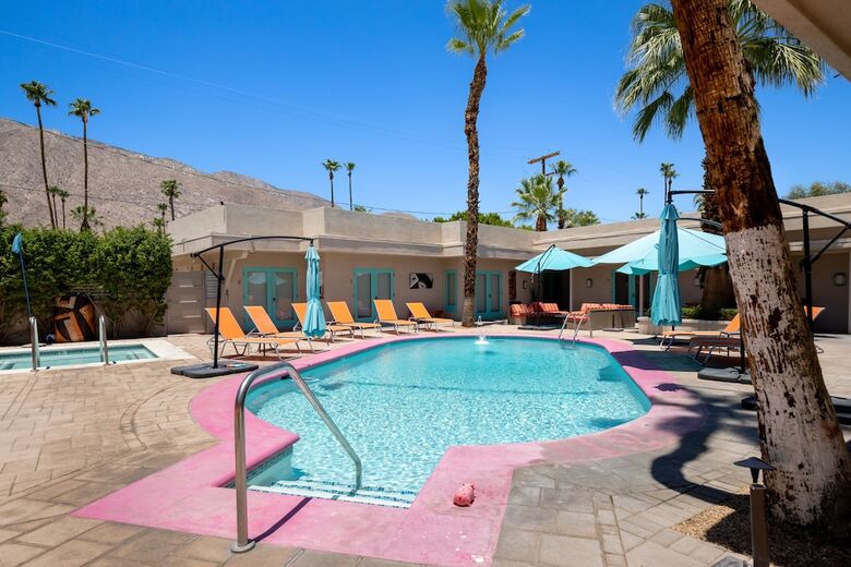 Hotel Poolside Fun King Suite