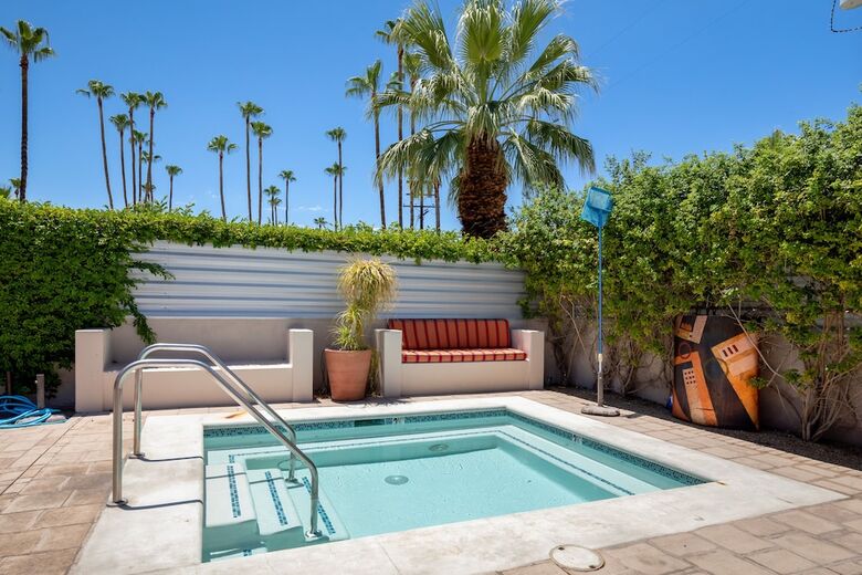 Hotel Poolside Fun King Suite