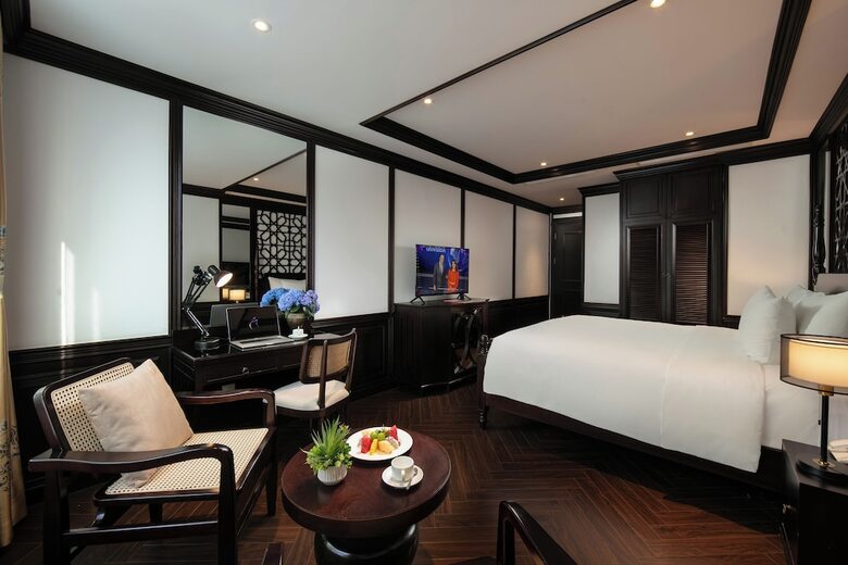 May De Ville Crown Hotel
