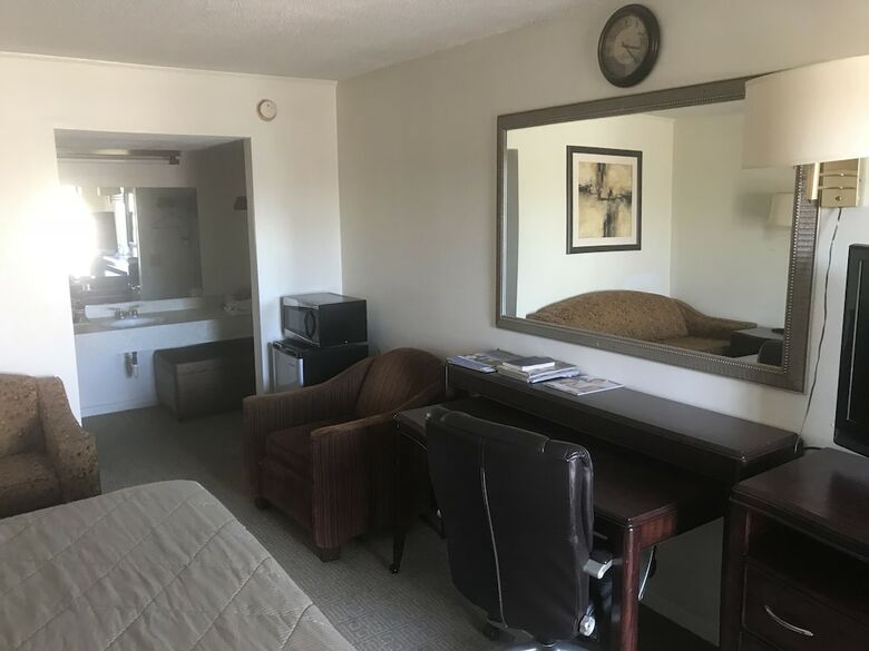 Motel American Inn And Suites
