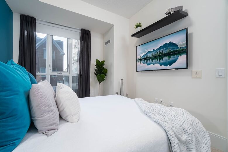 Hotel Peter St - Downtown Suite With Balcony