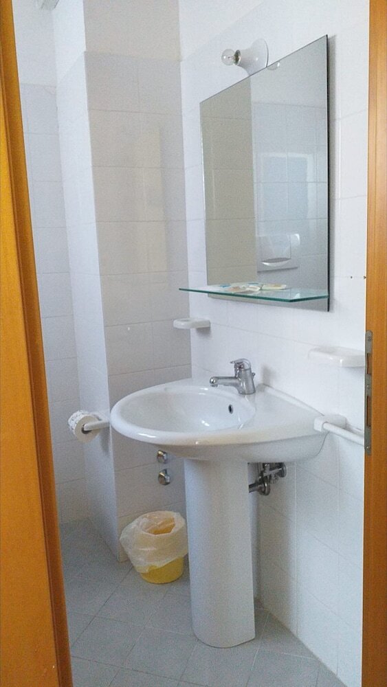 Room In B&B - Spacious Double Room A Stone Throw From The Sea