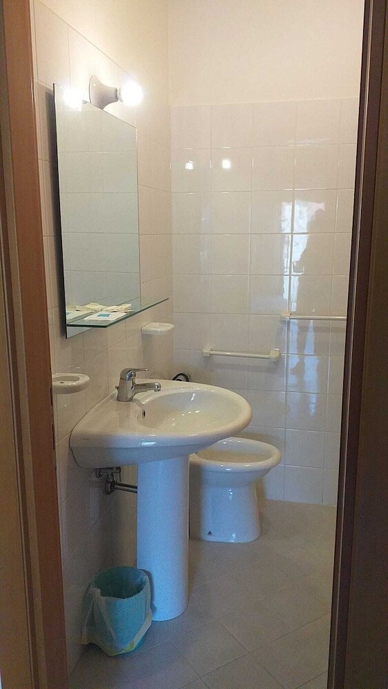 Room In B&B - Spacious Double Room A Stone Throw From The Sea