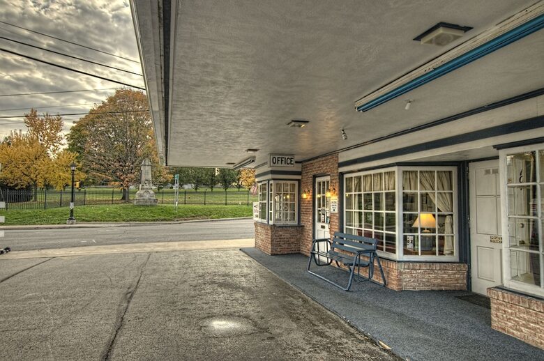 Budget Host Three Crowns Motor Lodge