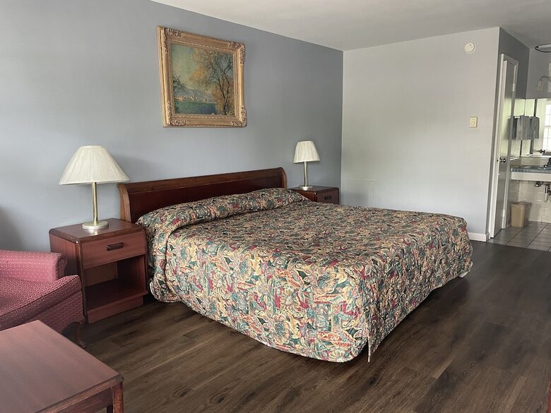Budget Host Three Crowns Motor Lodge
