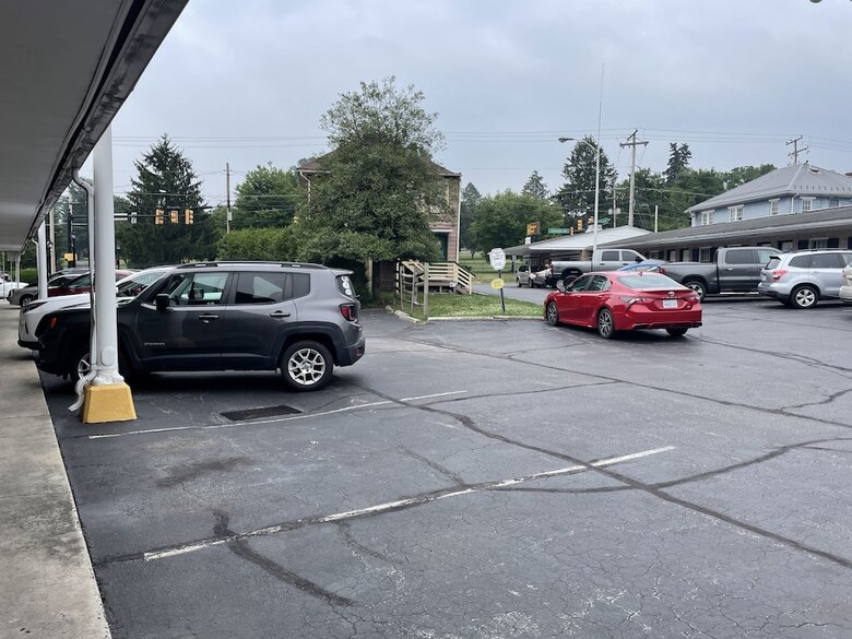 Budget Host Three Crowns Motor Lodge