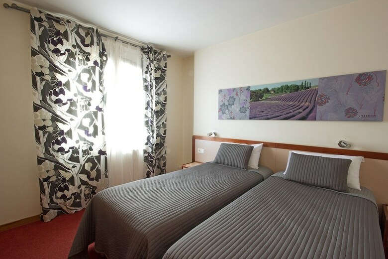 Hotel H�tel C�t� Ventoux