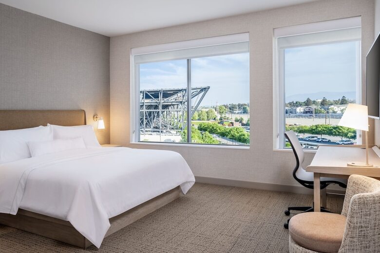 Hotel Element San Jose Airport