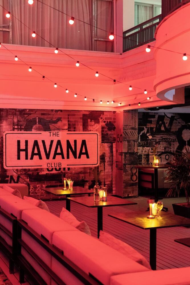 Hotel Radisson Red Phuket Patong Beach