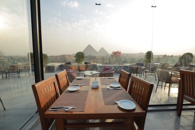 Pyramid Front Hotel