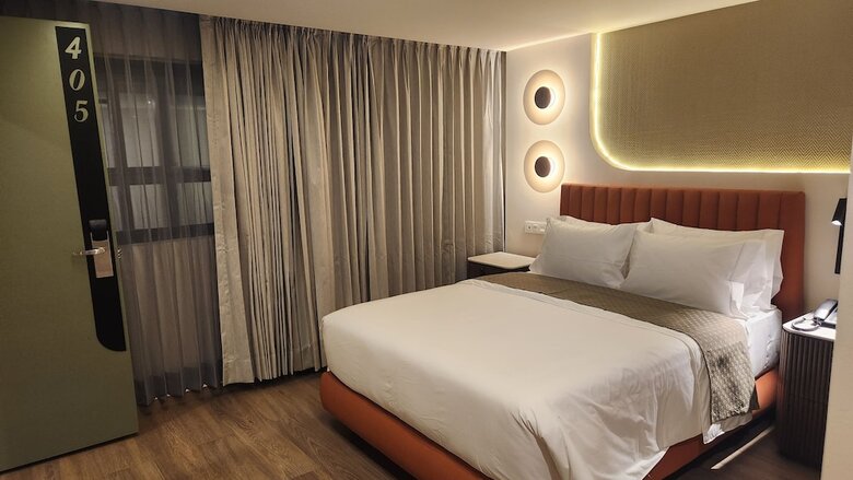 Expo Satelite 2750 Hotel & Suites