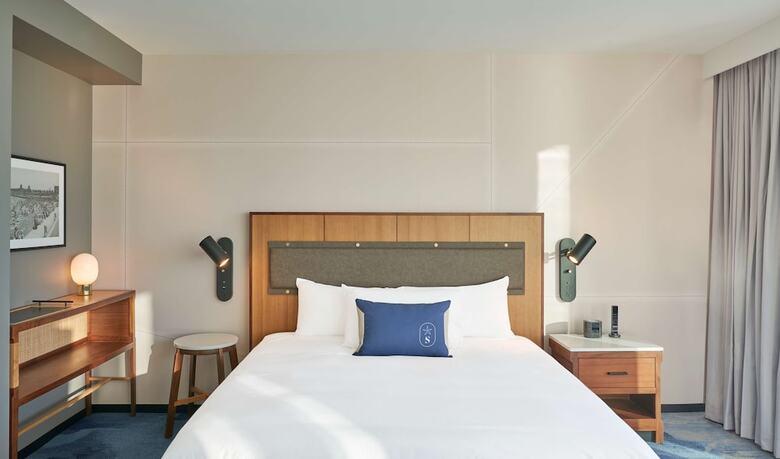 Hotel Sable At Navy Pier Chicago, Curio Collection By Hilton