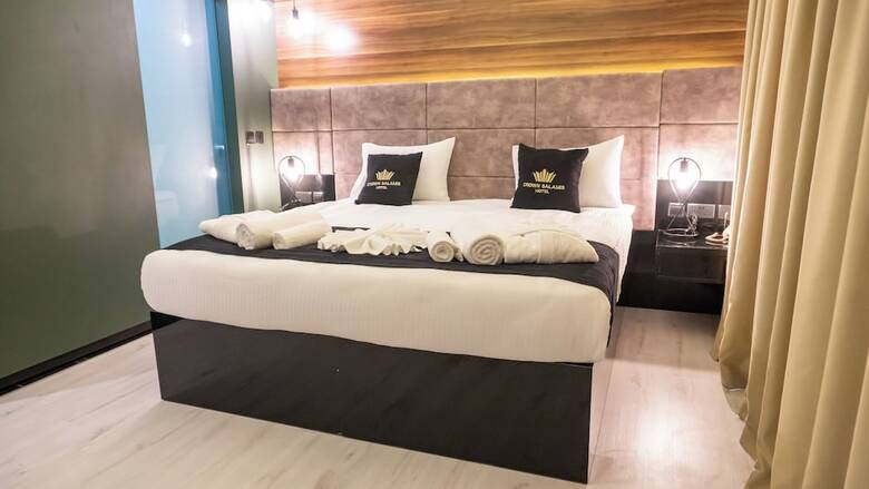 Bed & Breakfast Crown Salamis Hotel