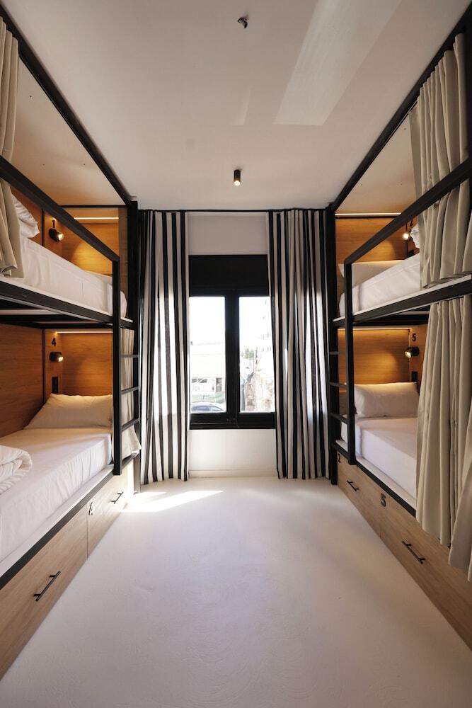 Hotel Black And White Hostel