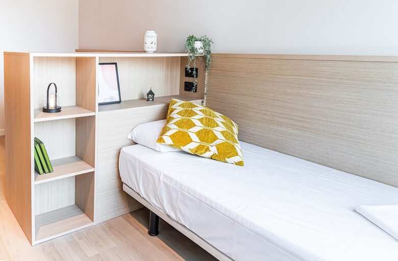 Residencia Atenea Living