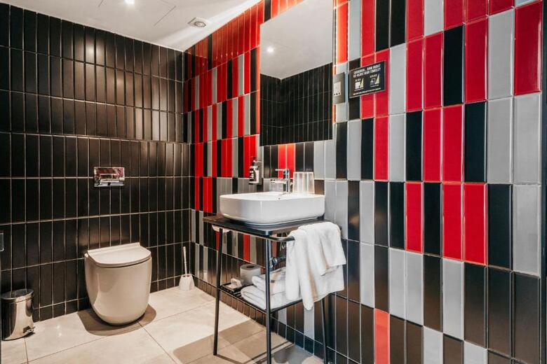 So City Hotel