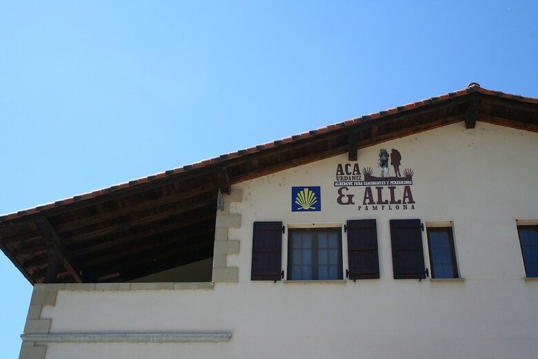 Hostal Alojamientos Ac� Y All� - Hostel