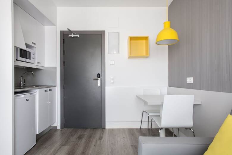 Hostal Residencia Universitaria Resa Barcelona Diagonal - Campus Accomodation