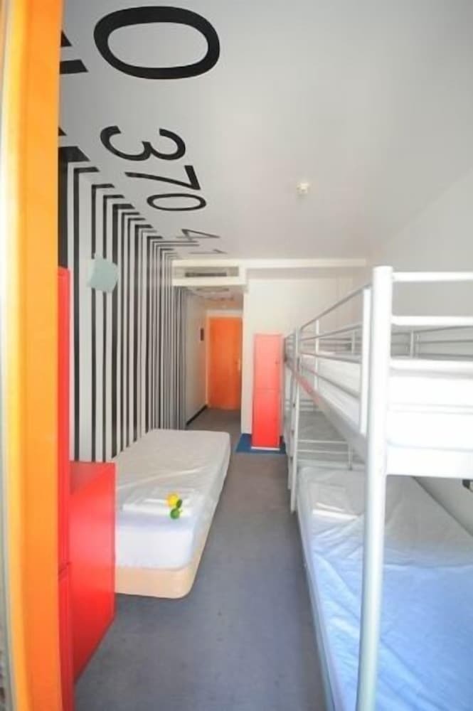 Hostal Revolutum Hostel