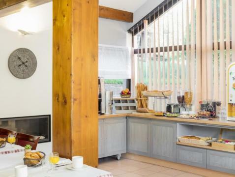 Hotel H�tel Les Chatelmin�s
