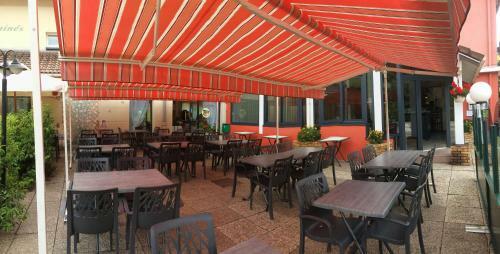 Hotel H�tel Les Chatelmin�s