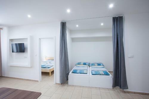 Apartments Kope?n� With Parking