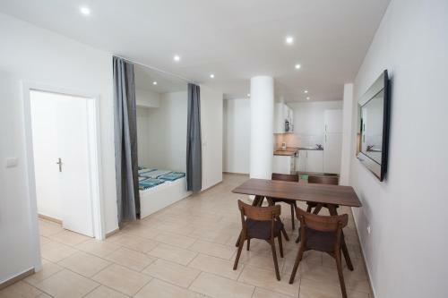 Apartments Kope?n� With Parking