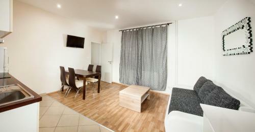 Apartments Kope?n� With Parking