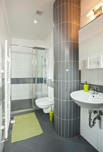 Apartments Kope?n� With Parking