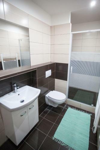 Apartments Kope?n� With Parking