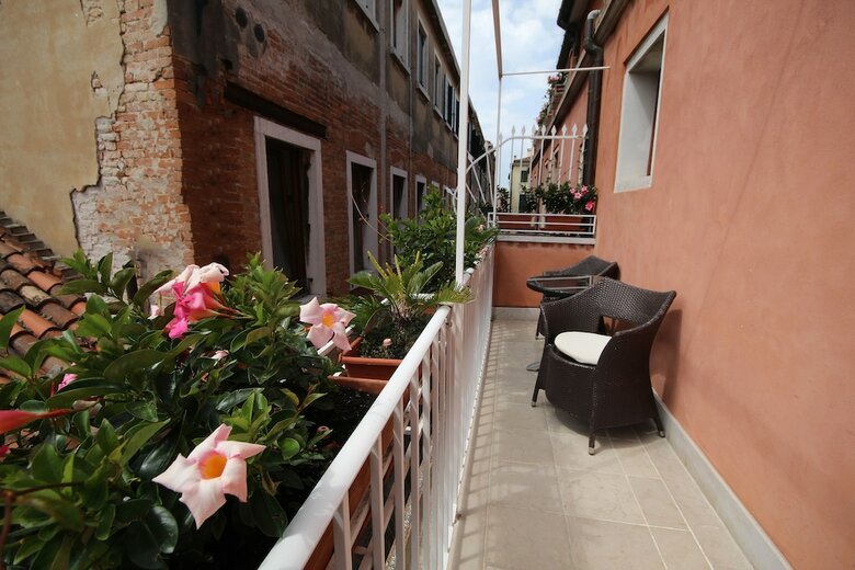 Hotel A La Commedia